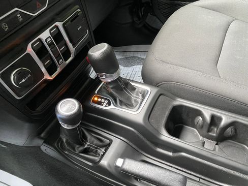 Used 2023 Jeep Gladiator Overland image 30