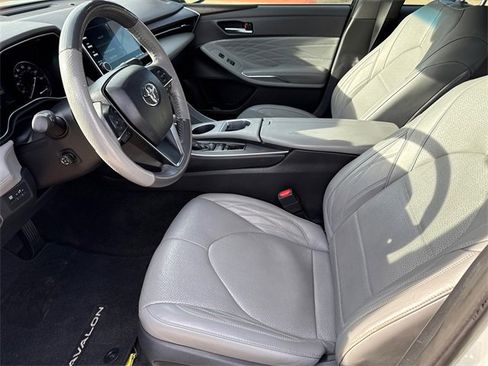 Used 2019 Toyota Avalon Limited image 19