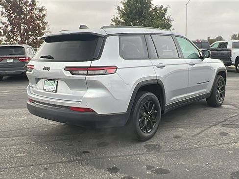 Used 2024 Jeep Grand Cherokee L Laredo image 3