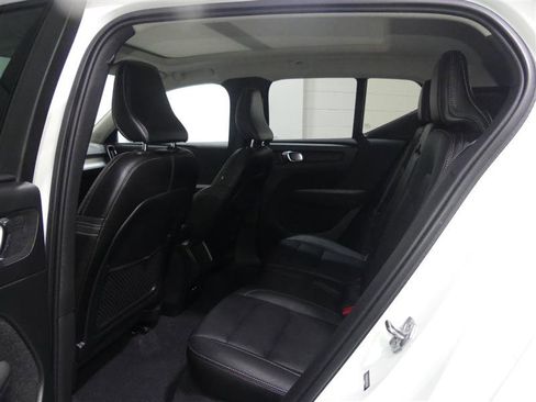 Used 2021 Volvo XC40 T5 Momentum w/ Climate Package image 28