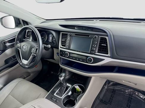 Used 2019 Toyota Highlander Limited FWD image 32