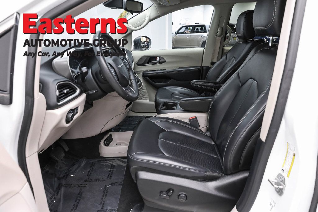 Used 2023 Chrysler Pacifica Touring-L FWD image 16