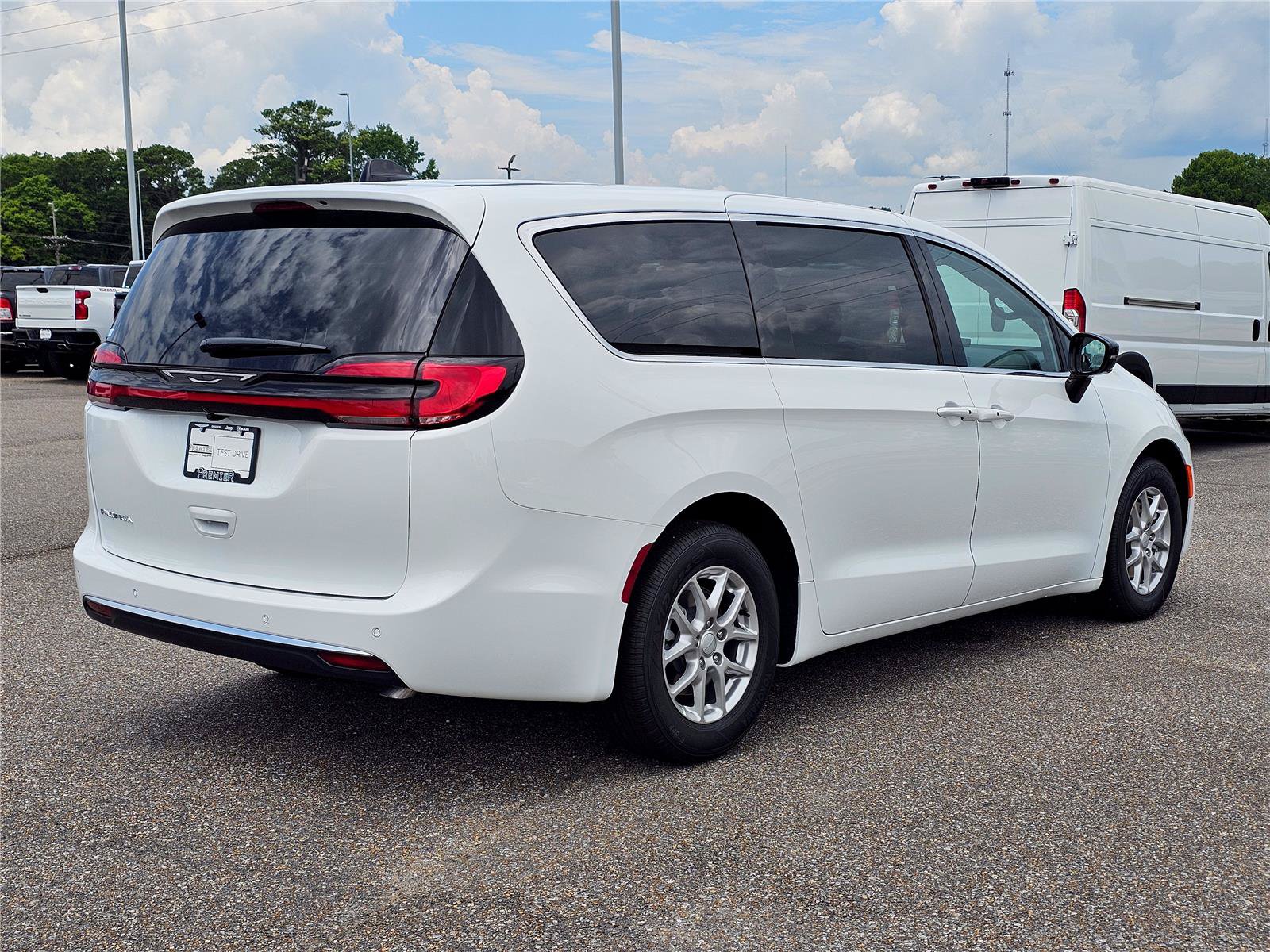 New 2027 Chrysler Pacifica Select FWD image 8