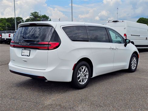 New 2027 Chrysler Pacifica Select FWD image 8