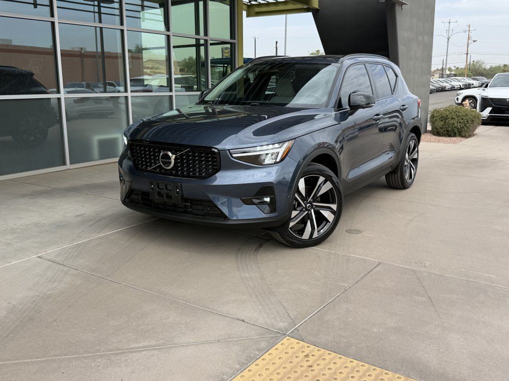 Used 2026 Volvo XC40 B4 Plus FWD image 2
