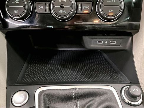 Used 2024 Volkswagen Jetta SE w/ Panoramic Sunroof Package FWD image 15