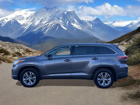 Used 2014 Toyota Highlander XLE image 2