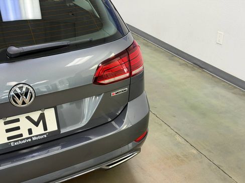 Used 2019 Volkswagen Golf S AWD/4WD image 10
