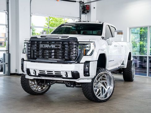 Used 2024 GMC Sierra 2500 Denali Ultimate w/ Max Trailering Package image 2