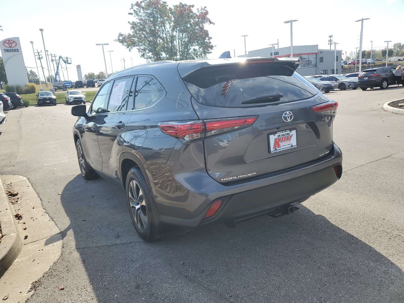 Used 2022 Toyota Highlander XLE AWD/4WD image 3