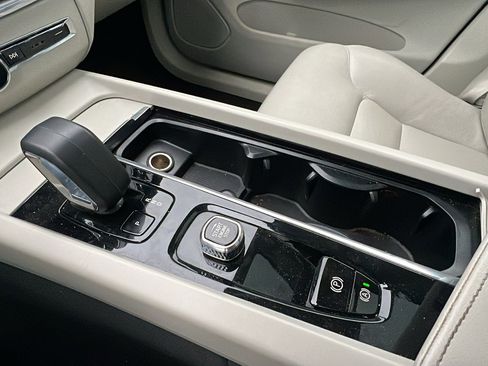 Used 2024 Volvo XC60 B5 Core image 31