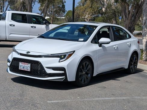 Used 2025 Toyota Corolla SE w/ SE Premium Package image 11