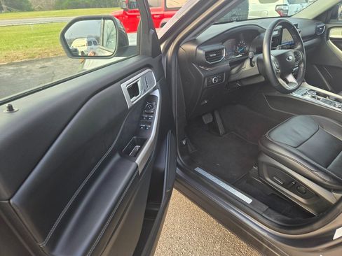 Used 2023 Ford Explorer Limited image 6