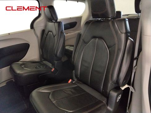 Used 2018 Chrysler Pacifica Touring-L image 38