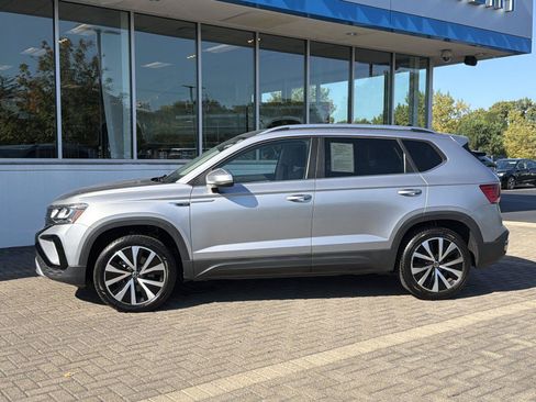 Used 2024 Volkswagen Taos SE FWD image 2