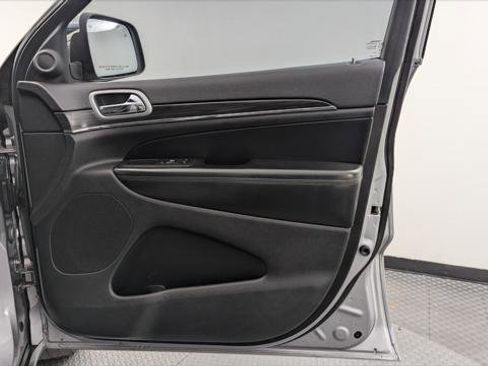 Used 2019 Jeep Grand Cherokee Limited w/ Luxury Group II image 23