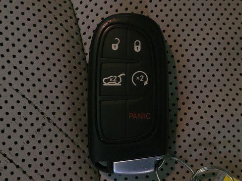 Used 2019 Jeep Cherokee Limited image 32