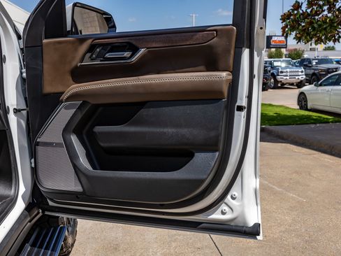 Used 2025 GMC Yukon Denali Ultimate AWD/4WD image 40