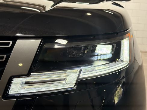 Used 2025 Land Rover Range Rover SE image 10