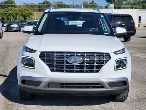 Used 2024 Hyundai Venue Limited image 2