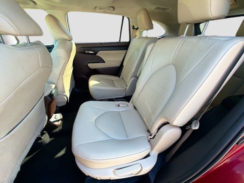 Used 2022 Toyota Highlander XLE image 22