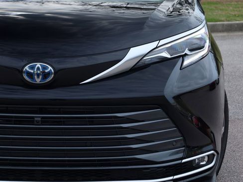 Used 2025 Toyota Sienna Platinum image 21