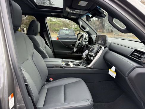 Used 2025 Lexus LX 600 4WD w/ Accessory Package (Z1) image 17