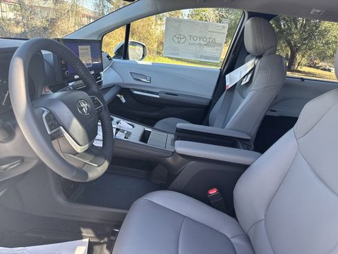 New 2025 Toyota Sienna XLE image 13