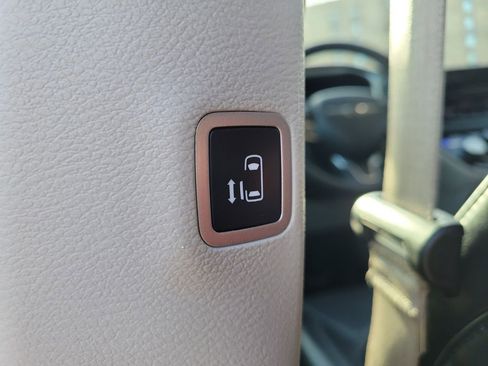 Certified 2023 Chrysler Pacifica Touring-L image 18