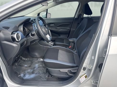Used 2025 Nissan Versa SV image 9
