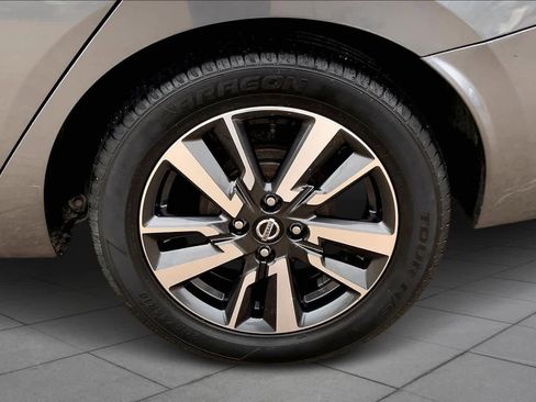 Used 2021 Nissan Versa SV image 11