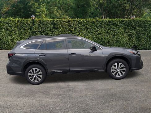 Used 2025 Subaru Outback Premium image 3