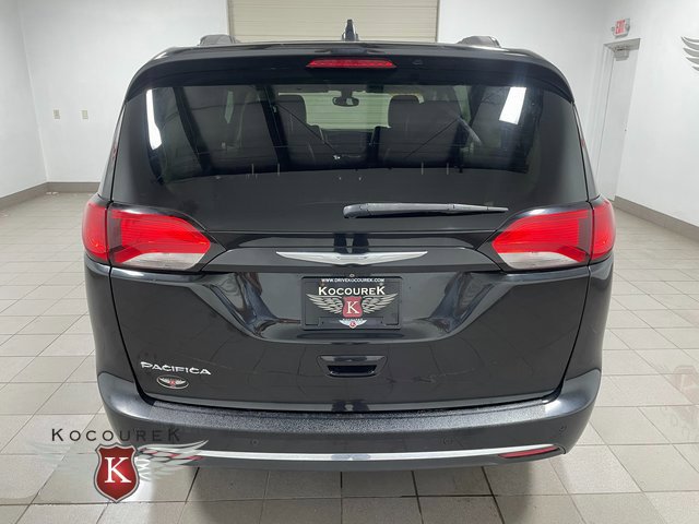 Used 2017 Chrysler Pacifica Touring-L Plus w/ Uconnect Theatre Group FWD image 5