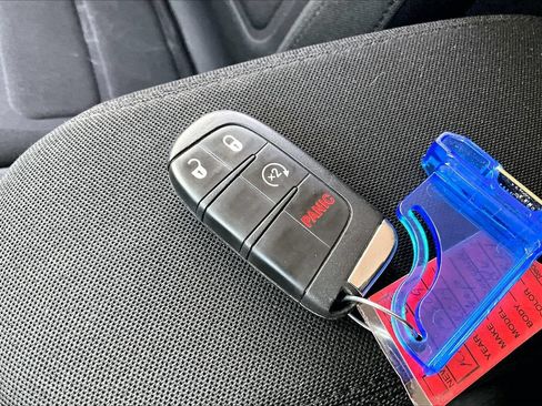 Used 2019 Jeep Renegade Latitude w/ Cold Weather Group AWD/4WD image 35