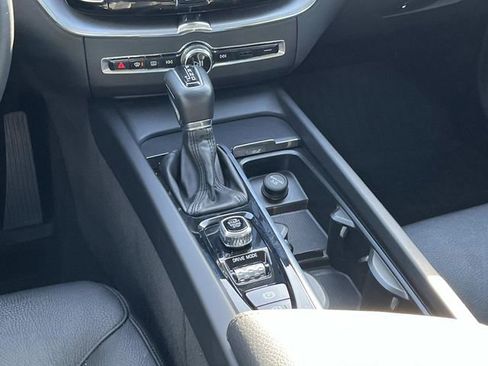 Used 2020 Volvo XC60 T5 Momentum image 14