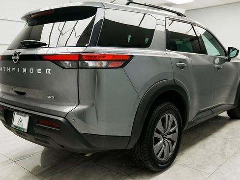 Used 2025 Nissan Pathfinder SV image 3