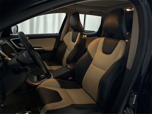 Used 2017 Volvo XC60 T6 Dynamic w/ Preferred Option Package image 31