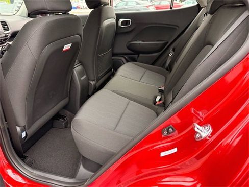 Used 2025 Hyundai Venue SE image 5