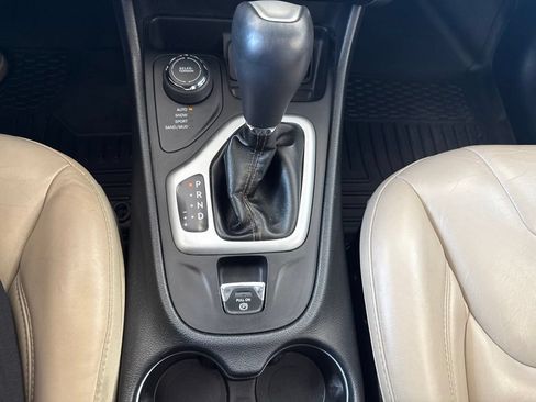 Used 2017 Jeep Cherokee Limited AWD/4WD image 25