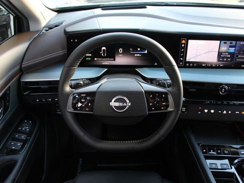Certified 2025 Nissan Murano Platinum w/ Cargo Package AWD/4WD image 15