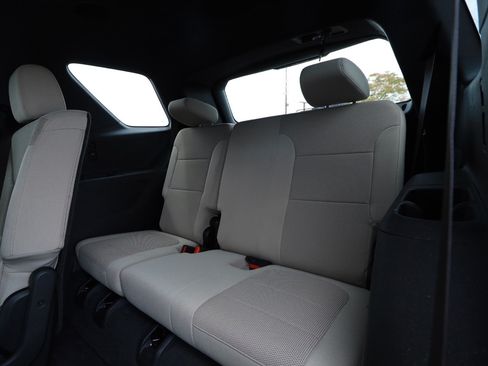 Used 2022 Chevrolet Traverse LS FWD image 21