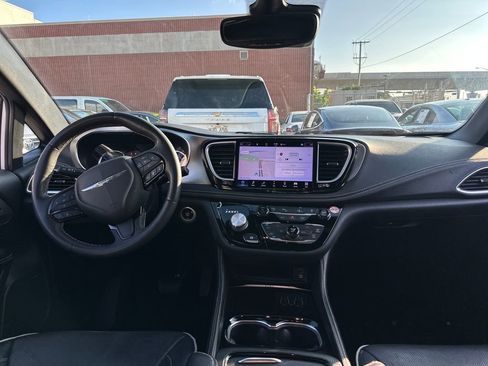 Used 2022 Chrysler Pacifica Limited w/ Uconnect Theater Family Group image 13