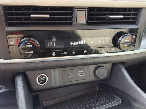 Used 2023 Nissan Rogue SV w/ SV Premium B Package image 31