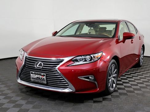 Used 2018 Lexus ES 300h w/ Luxury Package image 3