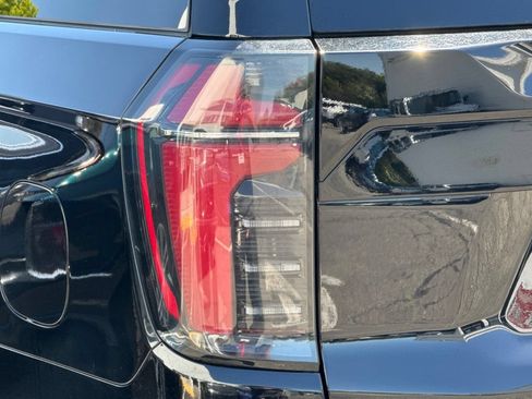 Used 2025 Chevrolet Suburban LT RWD image 47