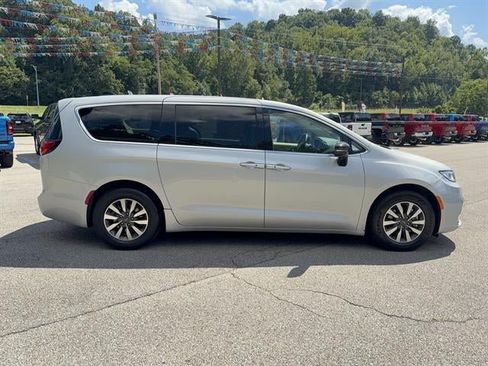 Used 2024 Chrysler Pacifica Limited FWD image 4