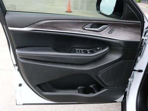 Used 2023 Jeep Grand Cherokee L Limited w/ Black Appearance Package image 10