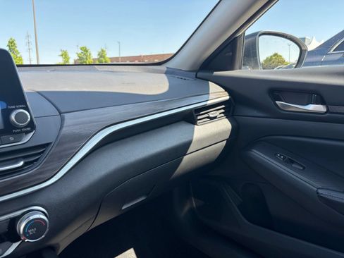 Used 2025 Nissan Altima 2.5 SV FWD image 35