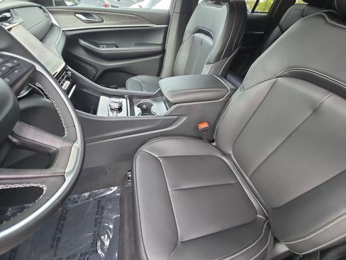 New 2025 Jeep Grand Cherokee Limited w/ Black Appearance Package AWD/4WD image 16