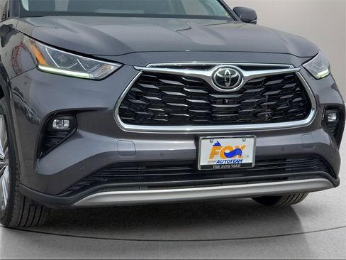 Used 2023 Toyota Highlander Platinum image 9